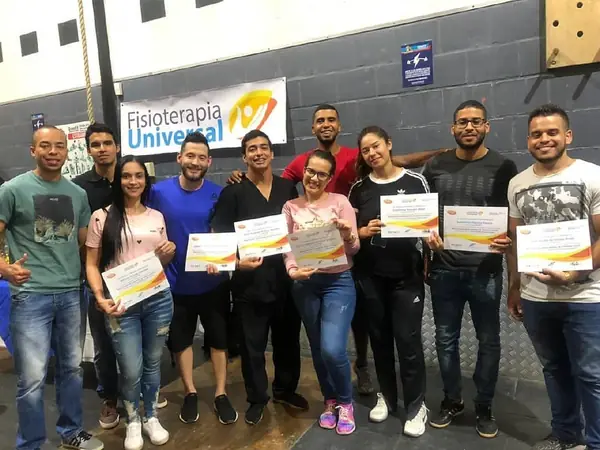 Grupo de asistentes con sus certificados al terminar el curso de Movilización Instrumental de Tejidos Blandos en Cali, noviembre 2019