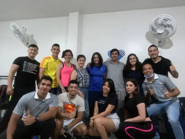 Grupo de asistentes con sus certificados al terminar el curso de Movilización Instrumental y Ventosas en Cali, junio 2021