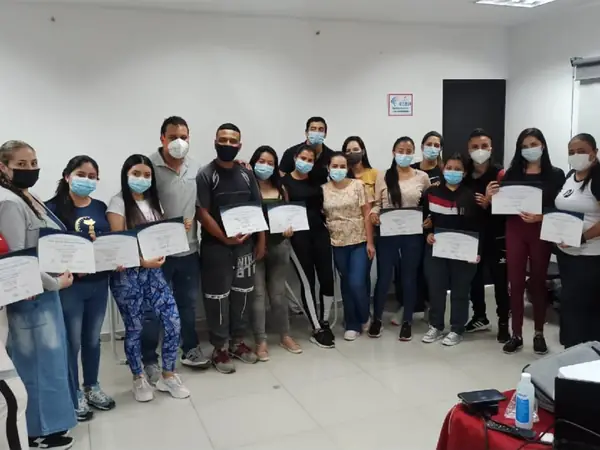 Grupo de asistentes con sus certificados al terminar el curso de Punción Seca y Electropunción en Popayán, octubre 2021