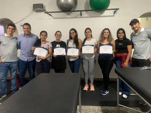 Grupo de asistentes con sus certificados al terminar el curso de Punción Seca y Electropunción en Cali, noviembre 2021