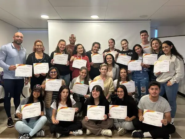 Grupo de asistentes con sus certificados al terminar el curso de Terapia Manual en Bogotá, abril 2023