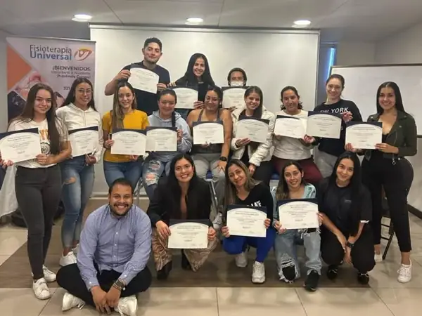 Grupo de asistentes con sus certificados al terminar el curso de Punción Seca y Electropunción en Bogotá, mayo 2023