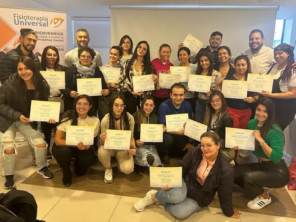 Grupo de asistentes con sus certificados al terminar el curso de Terapia Neural en Bogotá, julio 2023