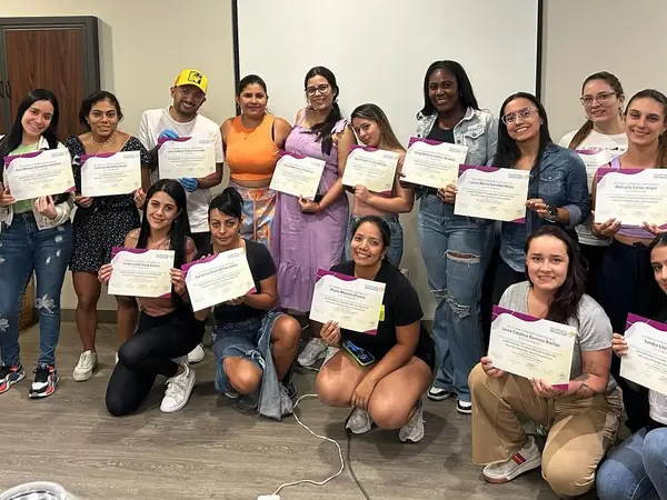 Grupo de asistentes con sus certificados al terminar el curso de Plasma Rico en Plaquetas en Cali, septiembre 2023