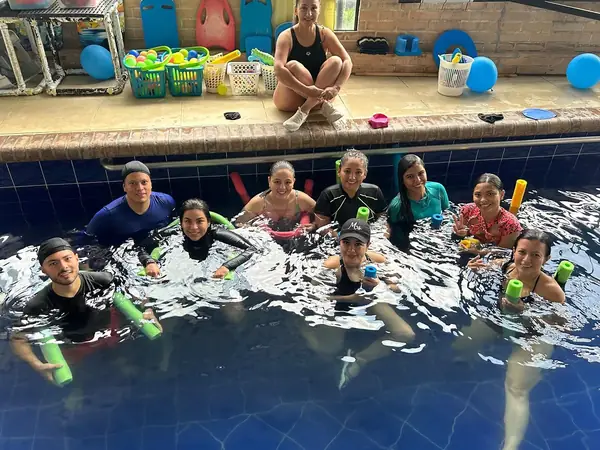Grupo de asistentes con sus certificados al terminar el curso de Terapia Acuática en Pereira, octubre 2023
