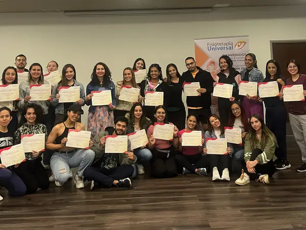 Grupo de asistentes con sus certificados al terminar el curso de Punción Seca y Electropunción en Bogotá, marzo 2024