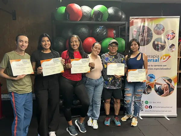 Grupo de asistentes con sus certificados al terminar el curso de Terapia Manual en Cali, julio 2024