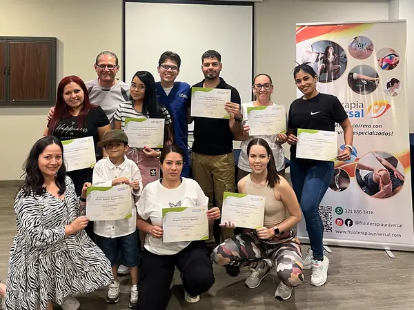 Grupo de asistentes con sus certificados al terminar el curso de Terapia Craneosacral en Cali, julio 2024