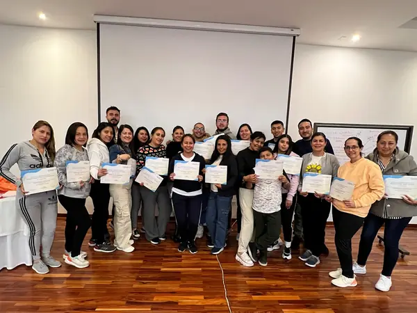 Grupo de asistentes con sus certificados al terminar el curso de Terapia Neural en Pasto, agosto 2024