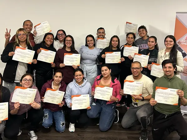 Grupo de asistentes con sus certificados al terminar el curso de Terapia Manual en Bogotá, agosto 2024