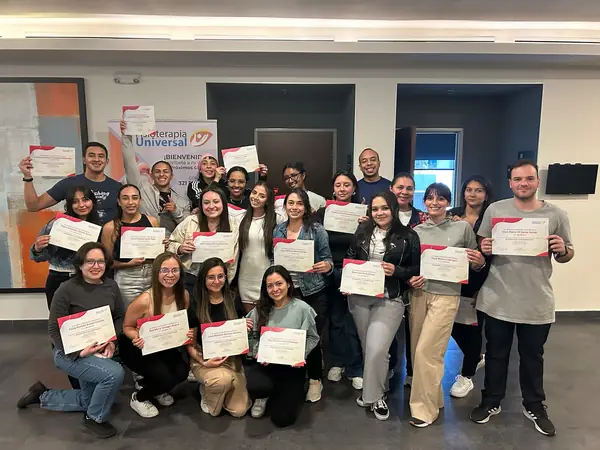 Grupo de asistentes con sus certificados al terminar el curso de Punción Seca y Electropunción en Bogotá, septiembre 2024