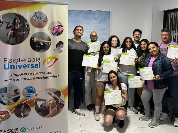 Grupo de asistentes con sus certificados al terminar el curso de Terapia Craneosacral en Cali, noviembre 2024