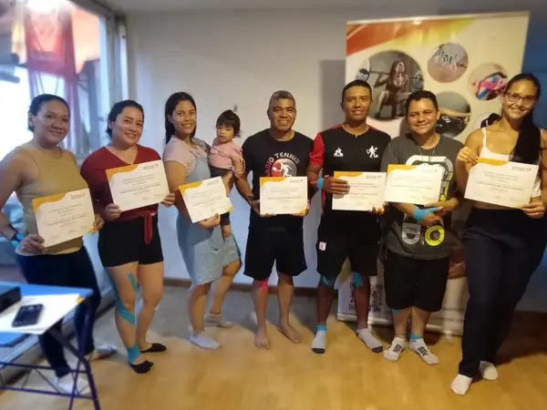 Grupo de asistentes con sus certificados al terminar el curso de Vendaje Neuromuscular en Cali, noviembre 2024
