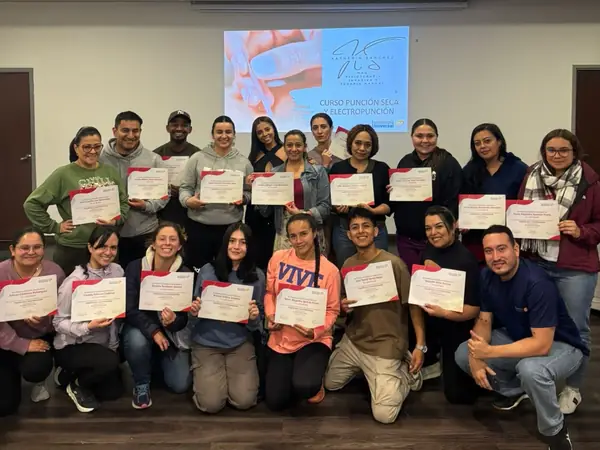 Grupo de asistentes con sus certificados al terminar el curso de Punción Seca y Electropunción en Bogotá, enero 2025