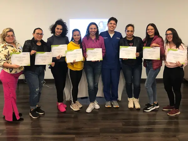 Grupo de asistentes con sus certificados al terminar el curso de Terapia Craneosacral en Bogotá, febrero 2025