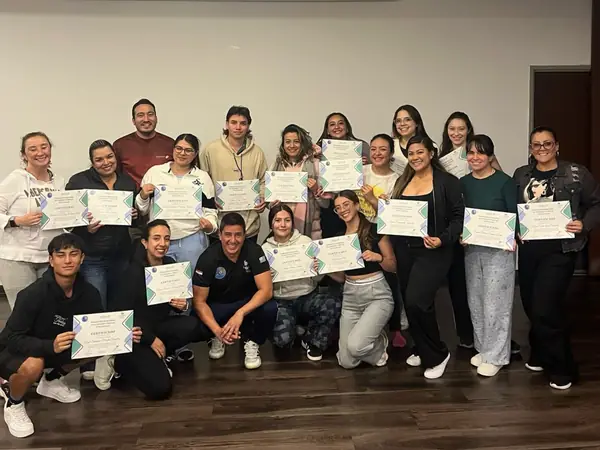 Grupo de asistentes con sus certificados al terminar el curso de Vendajes y Férulas en Bogotá, abril 2025