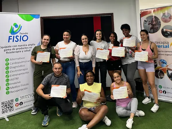Grupo de asistentes con sus certificados al terminar el curso de Terapia Manual en Cali, julio 2025